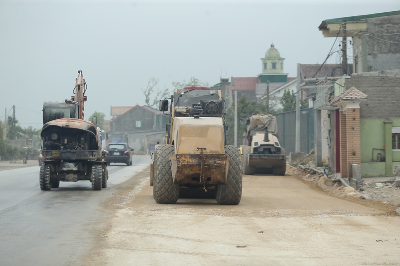 Nhiều c&ocirc;ng tr&igrave;nh hạ tầng kỹ thuật chậm di dời tại dự &aacute;n đường 500 tỷ đồng ở Nghệ An- Ảnh 5.