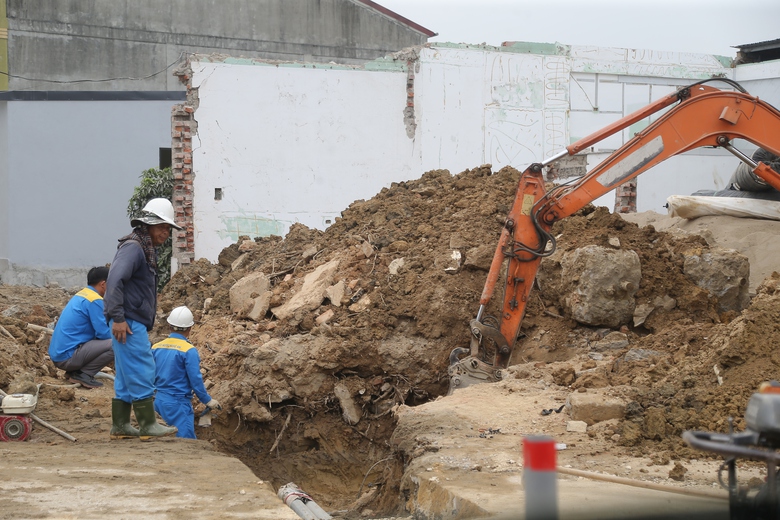 Nhiều c&ocirc;ng tr&igrave;nh hạ tầng kỹ thuật chậm di dời tại dự &aacute;n đường 500 tỷ đồng ở Nghệ An- Ảnh 4.