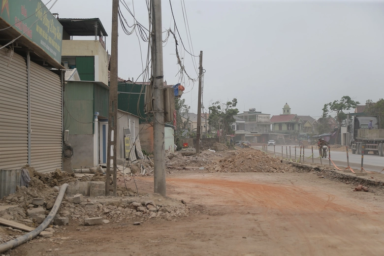 Nhiều c&ocirc;ng tr&igrave;nh hạ tầng kỹ thuật chậm di dời tại dự &aacute;n đường 500 tỷ đồng ở Nghệ An- Ảnh 3.