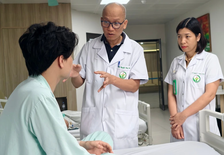 Nghẹt thở cấp cứu nam thanh ni&ecirc;n bị 2 chiếc đũa đ&acirc;m s&acirc;u v&agrave;o hai mắt- Ảnh 1.