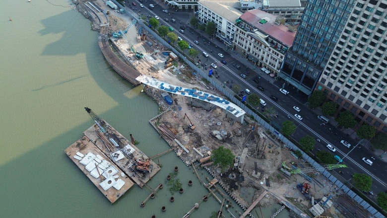 Cầu đi bộ qua s&ocirc;ng S&agrave;i G&ograve;n tăng tốc về đ&iacute;ch, hướng tới ho&agrave;n th&agrave;nh dịp 2/9- Ảnh 2.