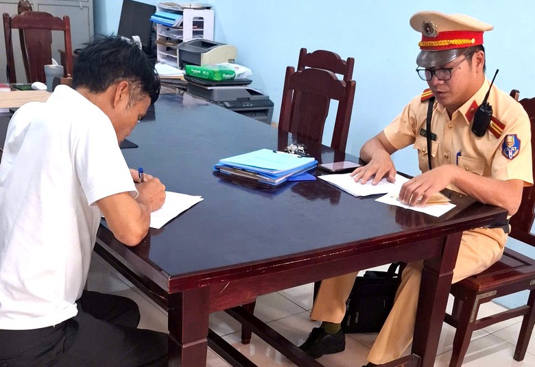 Thanh H&oacute;a xử l&yacute; t&agrave;i xế đi ngược chiều tr&ecirc;n QL1A từ clip của người d&acirc;n- Ảnh 1.