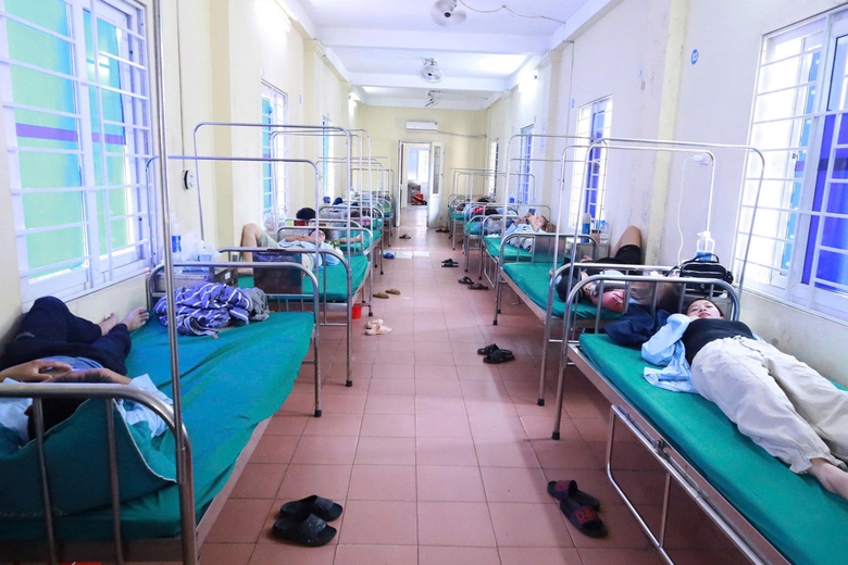 Vụ nghi ngộ độc sau khi ăn b&aacute;nh m&igrave; ở Nghệ An: 60 người phải nhập viện- Ảnh 1.