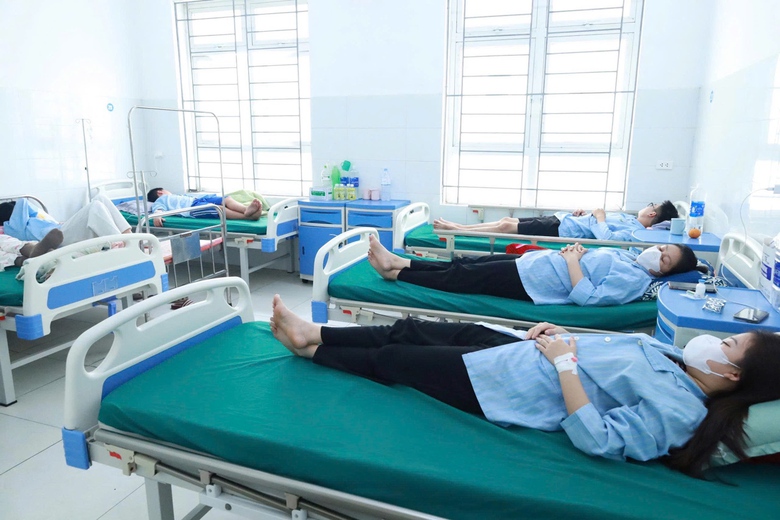 Vụ nghi ngộ độc sau khi ăn b&aacute;nh m&igrave; ở Nghệ An: 60 người phải nhập viện- Ảnh 2.