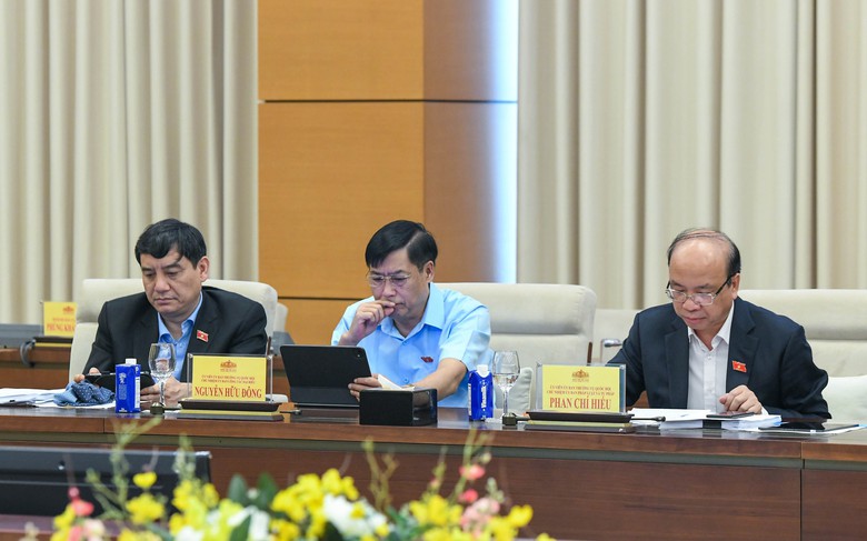 Đề xuất k&eacute;o d&agrave;i ưu đ&atilde;i thuế với xe dưới 24 chỗ chạy bằng pin đến hết năm 2030- Ảnh 2.