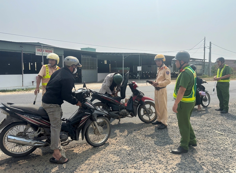 Gia Lai ph&aacute;t hiện nhiều trường hợp sử dụng giấy ph&eacute;p l&aacute;i xe giả mua tr&ecirc;n mạng x&atilde; hội- Ảnh 1.