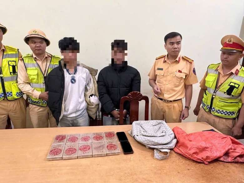CSGT Điện Bi&ecirc;n bắt giữ 2 đối tượng vận chuyển hơn 2,5kg nghi ma t&uacute;y- Ảnh 1.