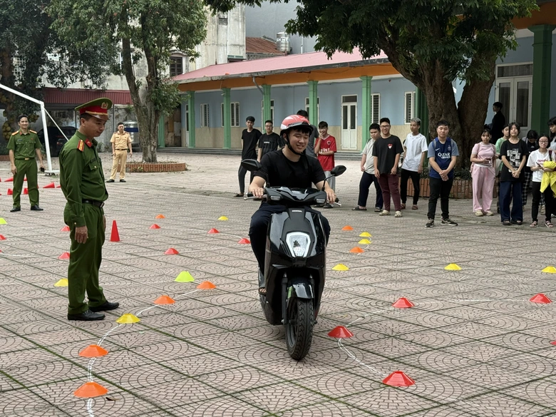 Học sinh trường trung cấp ở H&agrave; Nội được tăng cường kỹ năng l&aacute;i xe an to&agrave;n- Ảnh 8.