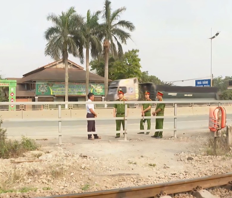 Ninh B&igrave;nh: Đ&oacute;ng 8/11 lối đi tự mở, bảo đảm an to&agrave;n đường sắt Bắc - Nam- Ảnh 1.