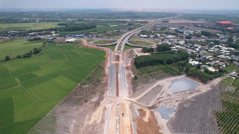 Đồng Nai: Đường 25C kịp c&aacute;n đ&iacute;ch cuối th&aacute;ng 6, 25B lo trễ hẹn v&igrave; vướng mặt bằng- Ảnh 1.