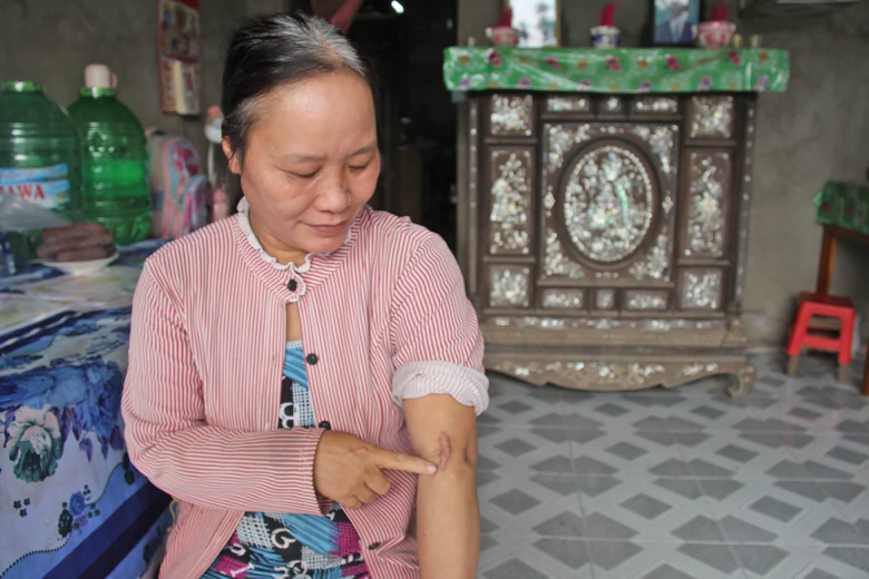 Chồng mất vì tai nạn, vợ nghèo bán vé số nuôi con- Ảnh 2.