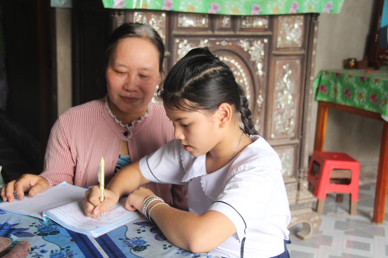 Chồng mất vì tai nạn, vợ nghèo bán vé số nuôi con- Ảnh 1.