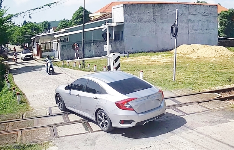 &Ocirc; t&ocirc; vượt đ&egrave;n b&aacute;o đường sắt bị xử phạt thế n&agrave;o?- Ảnh 1.