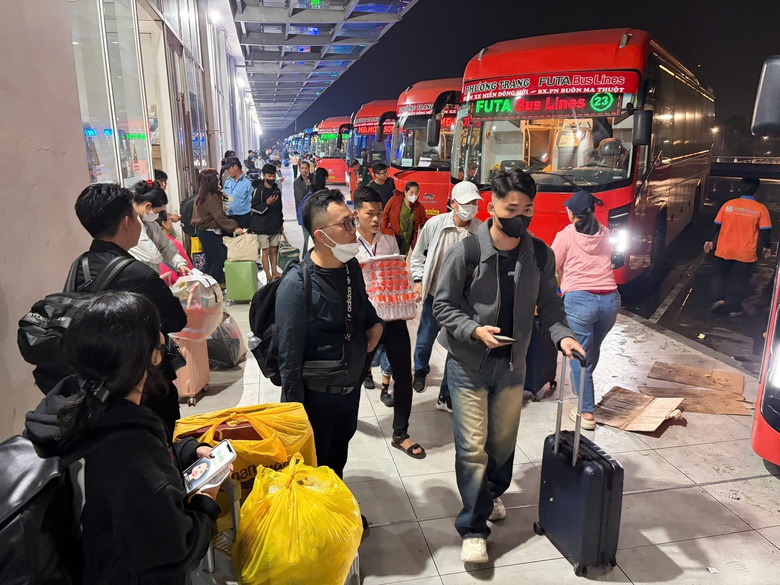 Đi lại dịp nghỉ lễ: V&eacute; m&aacute;y bay c&ograve;n nhiều, t&agrave;u xe &ldquo;ch&aacute;y&rdquo; chặng d&agrave;i- Ảnh 2.