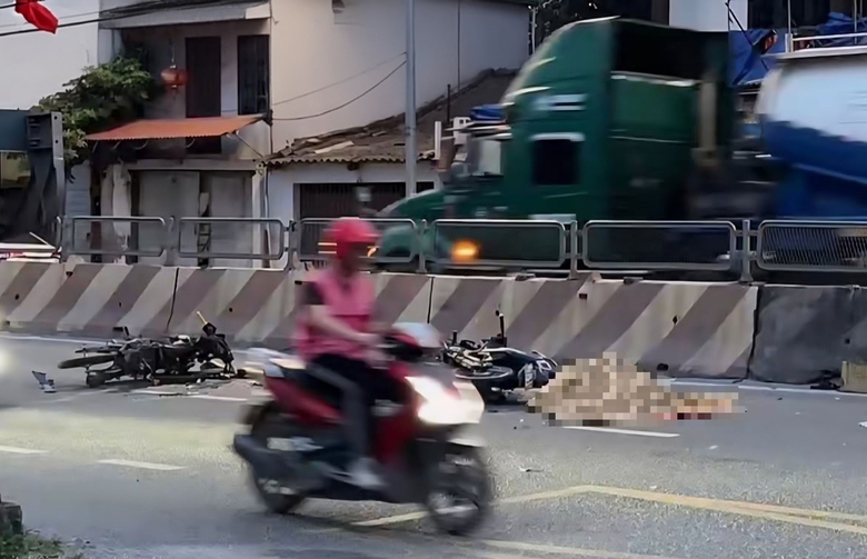 Va chạm tr&ecirc;n cầu dẫn tại Ninh B&igrave;nh, hai thanh ni&ecirc;n thương vong - Ảnh 1.
