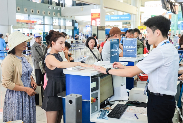 Đi lại dịp nghỉ lễ: V&eacute; m&aacute;y bay c&ograve;n nhiều, t&agrave;u xe &ldquo;ch&aacute;y&rdquo; chặng d&agrave;i- Ảnh 3.