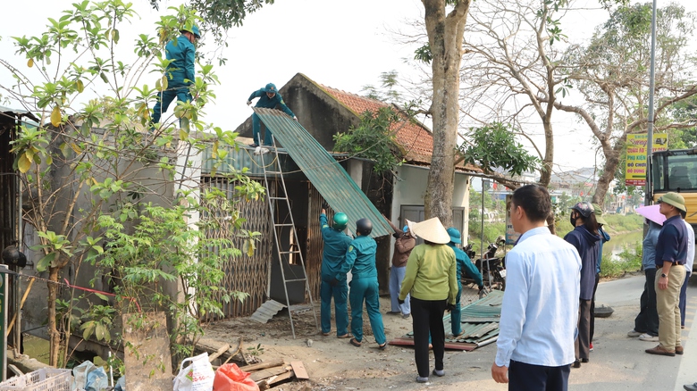 Giải tỏa ki ốt vi phạm ATGT ở Nghệ An: Đồng thuận cao nhờ c&aacute;ch l&agrave;m hợp l&ograve;ng d&acirc;n- Ảnh 3.