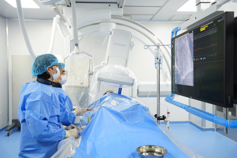 Quảng Ninh: Cấp cứu th&agrave;nh c&ocirc;ng du kh&aacute;ch Ph&aacute;p bị nhồi m&aacute;u cơ tim cấp - Ảnh 2.