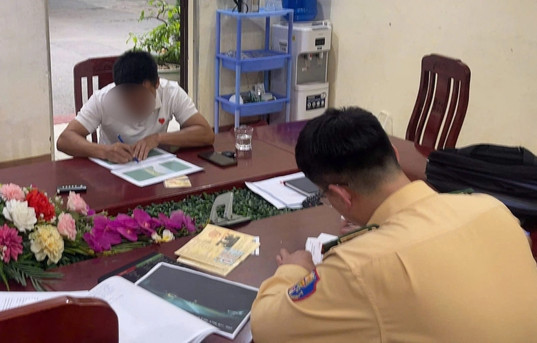 Từ phản &aacute;nh của người d&acirc;n, CSGT xử l&yacute; nhiều l&aacute;i xe vi phạm vượt ẩu tr&ecirc;n QL1A- Ảnh 2.