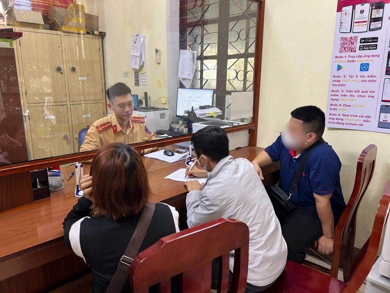 Từ phản &aacute;nh của người d&acirc;n, CSGT xử l&yacute; nhiều l&aacute;i xe vi phạm vượt ẩu tr&ecirc;n QL1A- Ảnh 4.