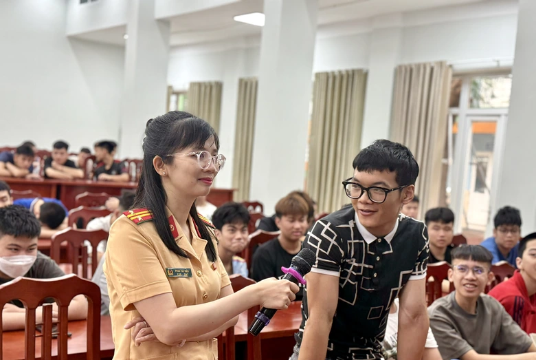 Học sinh trường trung cấp ở H&agrave; Nội được tăng cường kỹ năng l&aacute;i xe an to&agrave;n- Ảnh 1.