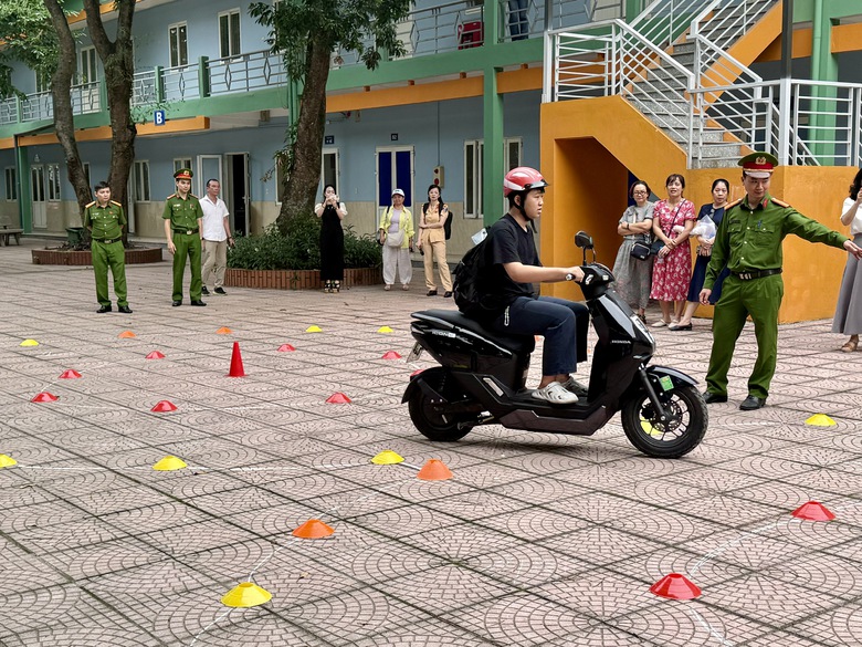 Học sinh trường trung cấp ở H&agrave; Nội được tăng cường kỹ năng l&aacute;i xe an to&agrave;n- Ảnh 5.