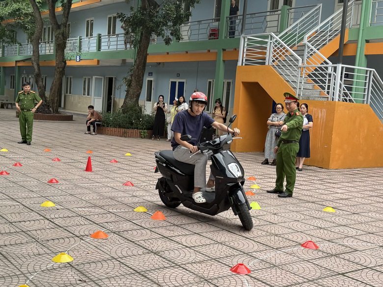 Học sinh trường trung cấp ở H&agrave; Nội được tăng cường kỹ năng l&aacute;i xe an to&agrave;n- Ảnh 7.