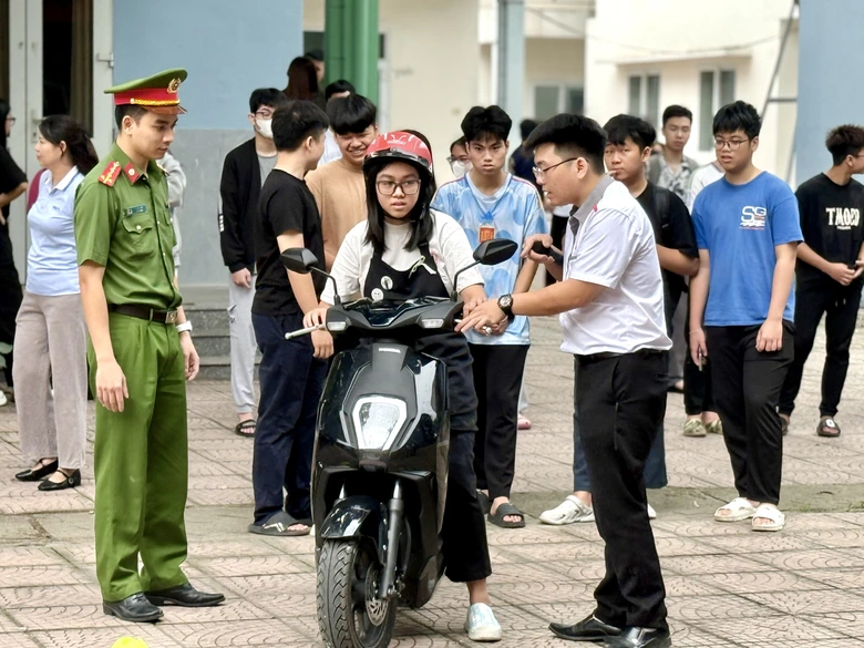 Học sinh trường trung cấp ở H&agrave; Nội được tăng cường kỹ năng l&aacute;i xe an to&agrave;n- Ảnh 6.