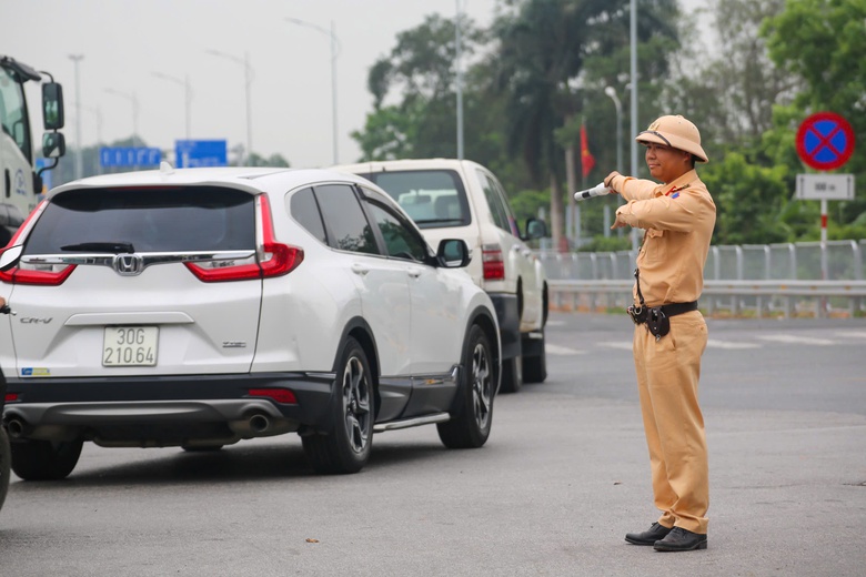 H&agrave; Nội gỡ "điểm nghẽn", n&uacute;t giao s&acirc;n bay Nội B&agrave;i hết cảnh lộn xộn- Ảnh 2.