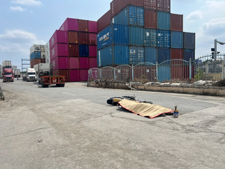 TP.HCM: Xe đầu k&eacute;o &ocirc;m cua va chạm xe m&aacute;y, nam sinh vi&ecirc;n tử vong thương t&acirc;m- Ảnh 1.