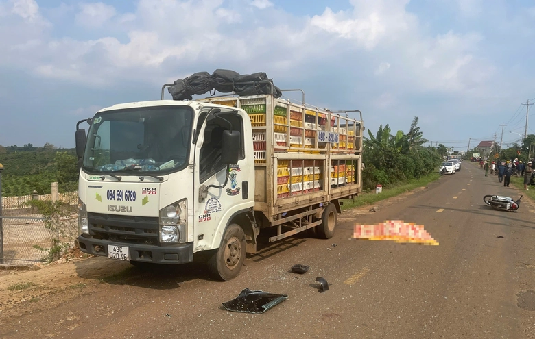 Xe tải va chạm xe m&aacute;y tr&ecirc;n quốc lộ 28 qua L&acirc;m Đồng, người đ&agrave;n &ocirc;ng tử vong tại chỗ- Ảnh 1.