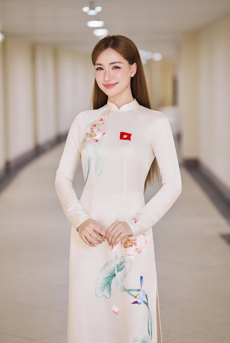 H&ograve;a Minzy n&oacute;i về &aacute;p lực khi đứng chung s&acirc;n khấu với nghệ sĩ gạo cội tại &ldquo;&Acirc;m vang Tổ quốc&rdquo;- Ảnh 2.