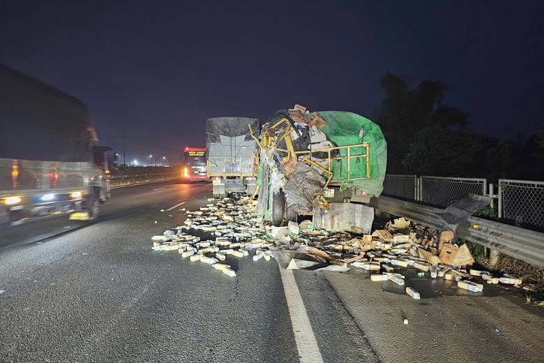 T&ocirc;ng xe tải dừng ở l&agrave;n khẩn cấp tr&ecirc;n cao tốc Ph&aacute;p V&acirc;n - Cao Bồ, t&agrave;i xế xe đầu k&eacute;o tử vong- Ảnh 1.