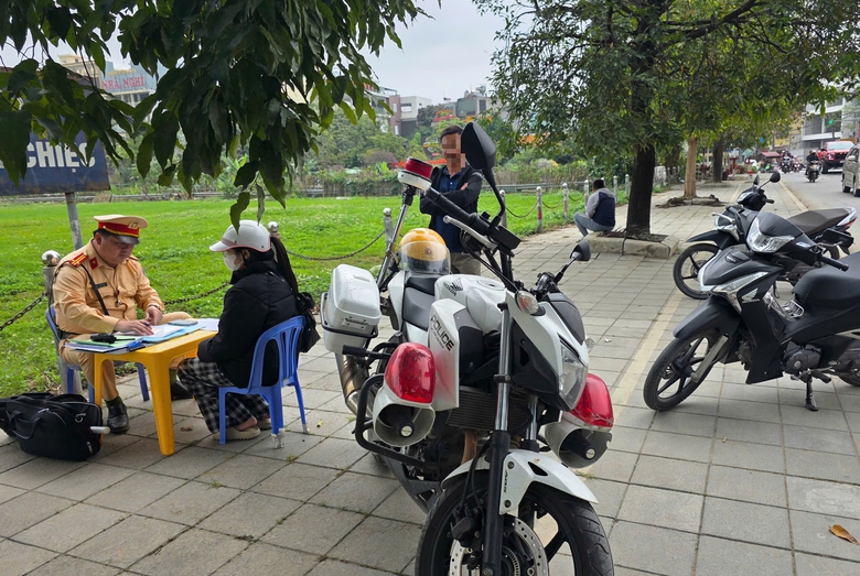 Thanh H&oacute;a: Siết chặt xử l&yacute; vi phạm ATGT ở c&aacute;c điểm giao cắt đường sắt- Ảnh 2.