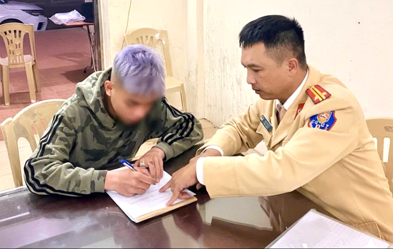 CSGT Thanh H&oacute;a chặn "qu&aacute;i xế" qua mắt thần AI- Ảnh 1.