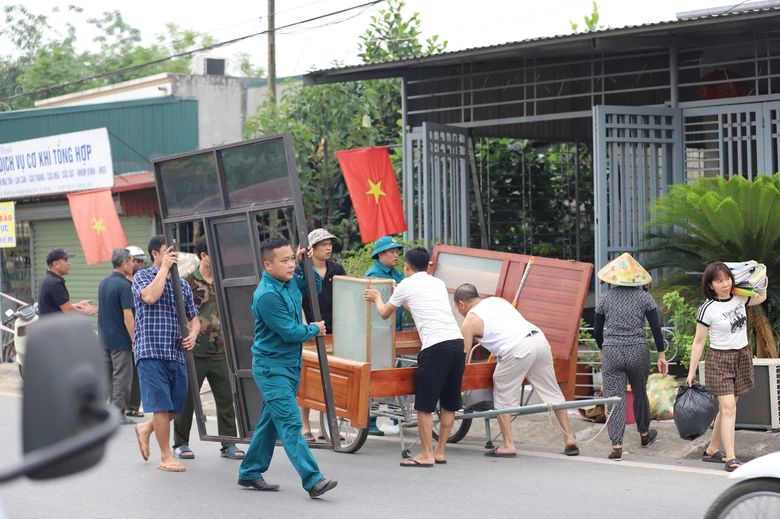 Ph&uacute; Thọ khẩn trương di dời hơn chục hộ d&acirc;n khỏi v&ugrave;ng sụt l&uacute;n nguy hiểm- Ảnh 6.