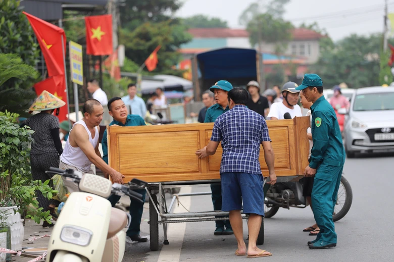 Ph&uacute; Thọ khẩn trương di dời hơn chục hộ d&acirc;n khỏi v&ugrave;ng sụt l&uacute;n nguy hiểm- Ảnh 7.
