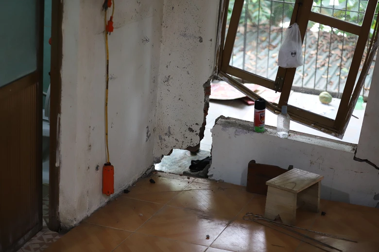 Ph&uacute; Thọ khẩn trương di dời hơn chục hộ d&acirc;n khỏi v&ugrave;ng sụt l&uacute;n nguy hiểm- Ảnh 5.