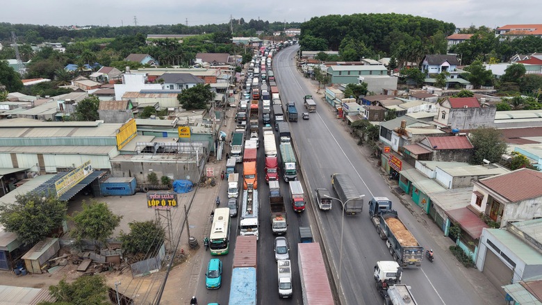 Đồng Nai: Gấp r&uacute;t khắc phục hệ thống đ&egrave;n chiếu s&aacute;ng tr&ecirc;n QL51, đảm bảo an to&agrave;n dịp lễ- Ảnh 1.