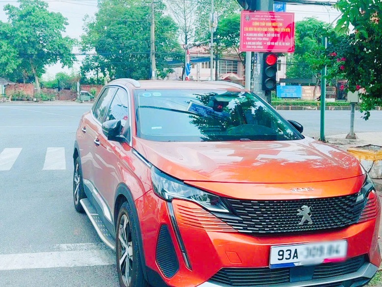 Dừng xe ngược chiều ở ng&atilde; ba v&agrave; l&ugrave;i xe sai quy định, nữ t&agrave;i xế bị xử phạt- Ảnh 1.