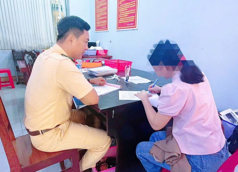 Dừng xe ngược chiều ở ng&atilde; ba v&agrave; l&ugrave;i xe sai quy định, nữ t&agrave;i xế bị xử phạt- Ảnh 2.