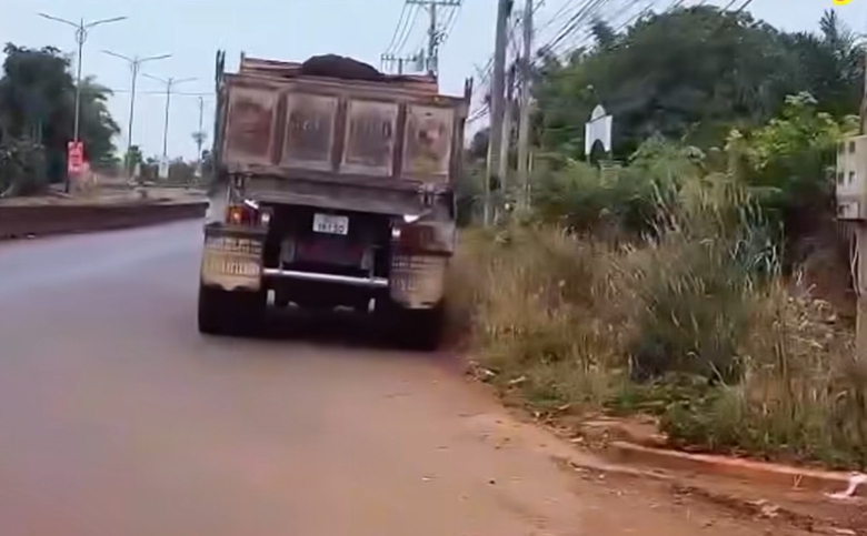 Dừng xe ngược chiều ở ng&atilde; ba v&agrave; l&ugrave;i xe sai quy định, nữ t&agrave;i xế bị xử phạt- Ảnh 3.