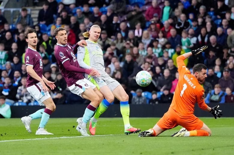 Thắng tối thiểu Burnley, Man City tạm thời vươn l&ecirc;n đầu bảng- Ảnh 1.