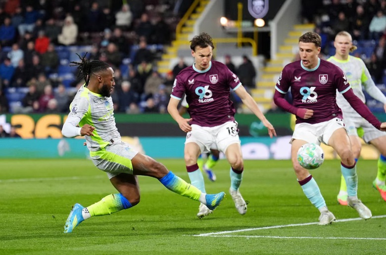 Thắng tối thiểu Burnley, Man City tạm thời vươn l&ecirc;n đầu bảng- Ảnh 2.