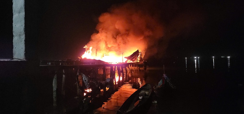 T&agrave;u c&aacute; bất ngờ bốc ch&aacute;y dữ dội ở Huế- Ảnh 1.