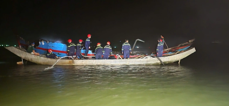 T&agrave;u c&aacute; bất ngờ bốc ch&aacute;y dữ dội ở Huế- Ảnh 2.