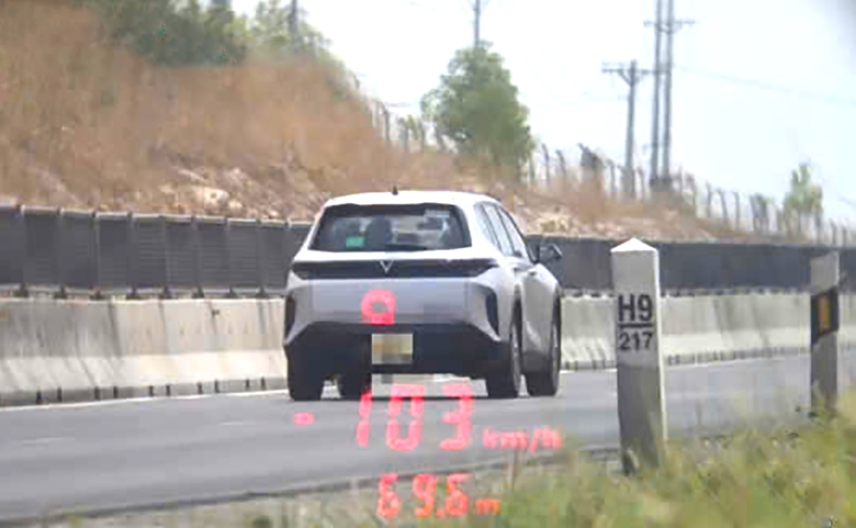 T&agrave;i xế, chủ xe con vi phạm loạt lỗi tr&ecirc;n cao tốc bị phạt gần 120 triệu đồng- Ảnh 1.