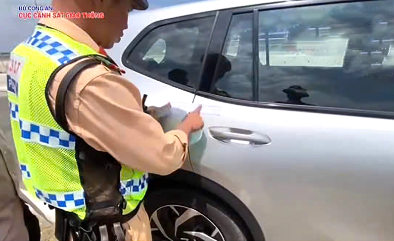 T&agrave;i xế, chủ xe con vi phạm loạt lỗi tr&ecirc;n cao tốc bị phạt gần 120 triệu đồng- Ảnh 2.