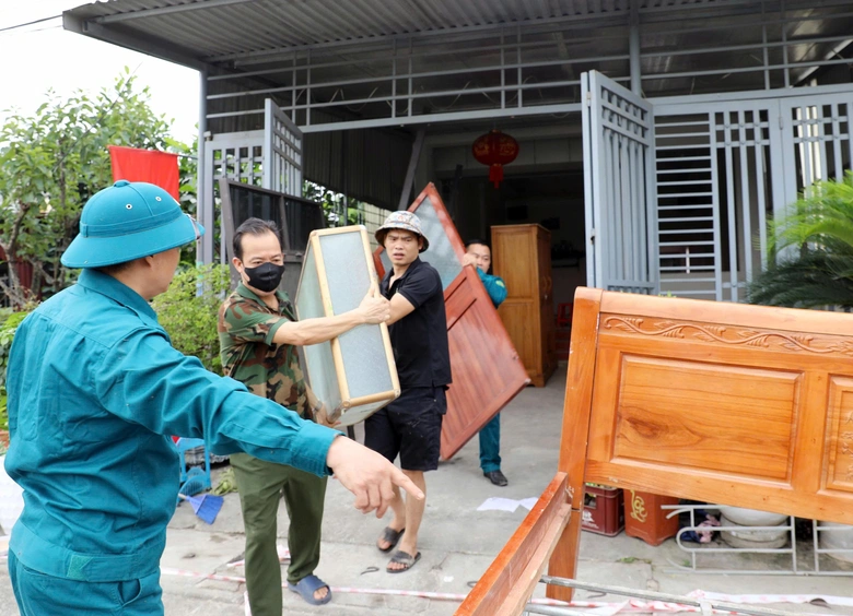 Ph&uacute; Thọ khẩn trương di dời hơn chục hộ d&acirc;n khỏi v&ugrave;ng sụt l&uacute;n nguy hiểm- Ảnh 9.