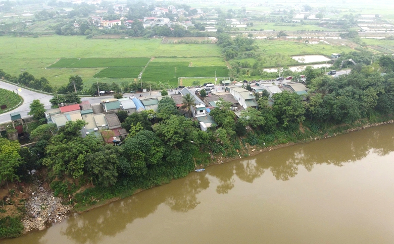 Ph&uacute; Thọ khẩn trương di dời hơn chục hộ d&acirc;n khỏi v&ugrave;ng sụt l&uacute;n nguy hiểm- Ảnh 1.